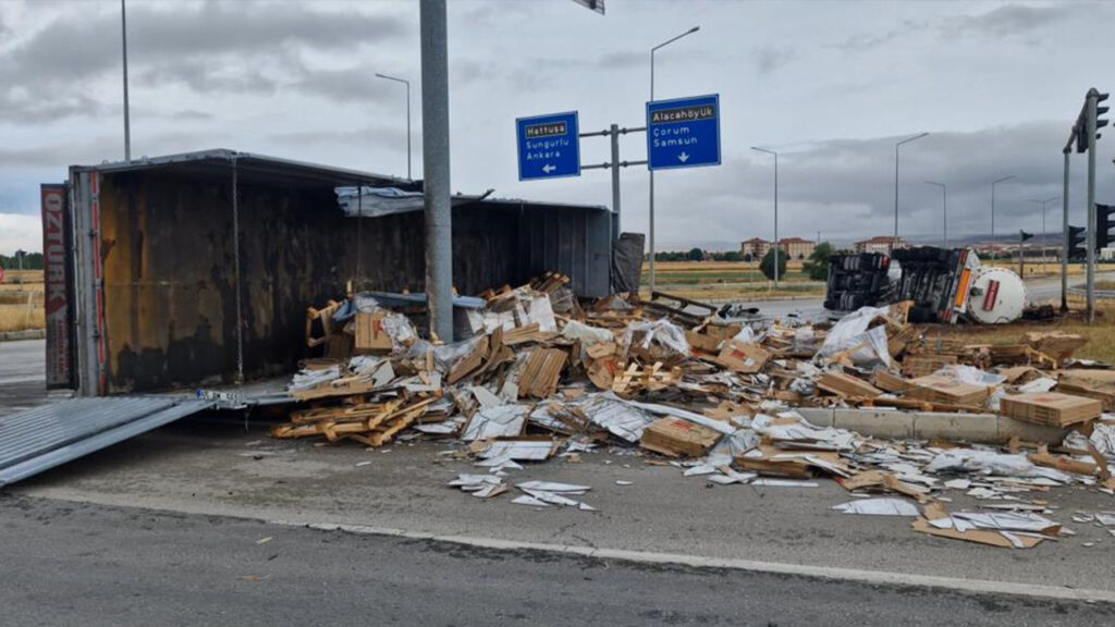 Çorum’da tır ile tankerin çarpıştı:2 yaralı